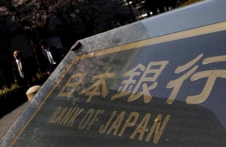 　１２月７日、日銀の決済機構局は仮想通貨ビットコインなどで使われる分散型元帳の金融市場インフラへの応用可能性を調査するため、欧州中央銀行（ＥＣＢ）と共同プロジェクトを立ち上げることで合意したと発表した。写真は日銀本店。３月撮影（２０１６年　ロイター/Yuya Shino）