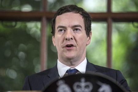 　６月２７日、オズボーン英財務相（写真）はタイムズ紙に掲載された記事の中で、キャメロン首相の後任となることを目指さないとの考えを示した。英メディアが伝えた。ロンドンで２７日撮影（２０１６年　ロイター／Richard Pohle）