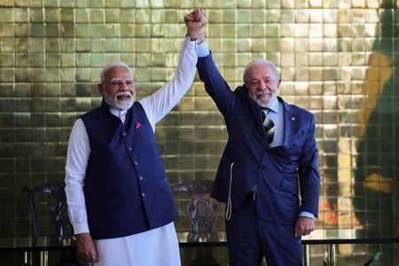 インドのモディ首相（写真左）とブラジルのルラ大統領（右）は７日、電話会談した。両国政府によると、米国が両国の輸出品に対して課した関税を含む幅広い議題について話し合った。７月８日、ブラジリアのアルボラーダ宮殿で撮影（２０２５年　ロイター/Adriano Machado）