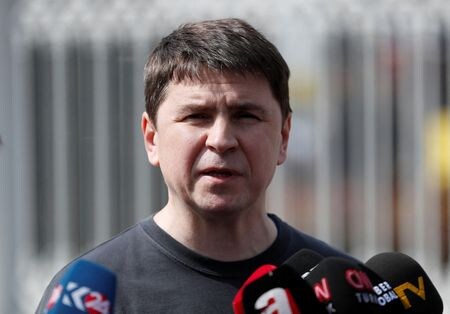 ウクライナのポドリャク大統領顧問は１９日、ロシア軍がマリウポルを包囲しているほか、新たな軍事攻勢を開始したことで、和平交渉の再開時期を予測するのは難しいと述べた。 ３月２９日撮影（２０２２年　ロイター/Kemal Aslan）