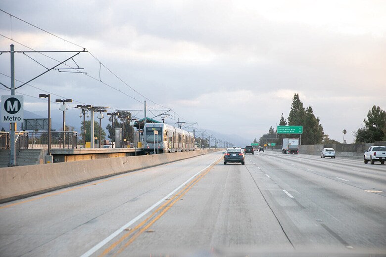 州間高速道路に面したメトロの駅（2018年11月、カリフォルニア州パサデナ）　Lando Aviles-Shutterstock