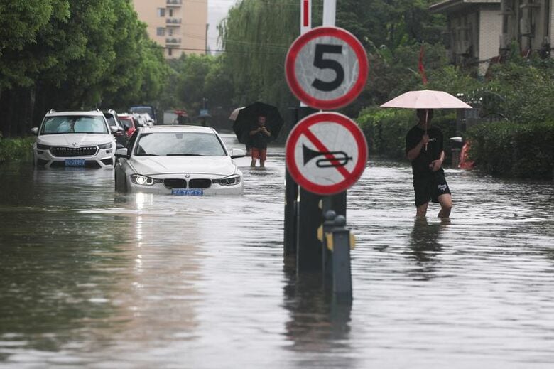 写真は台風１３号（ドルフィン）の通過に伴う豪雨で冠水した道路。8月10日、上海で撮影。REUTERS/Go Nakamura