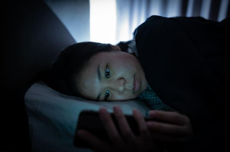 私たちが信じているブルーライトの悪影響よりも、睡眠を妨げるさらに大きな「光の犯人」が存在する（写真はイメージです）　Monster Ztudio-shutterstock
