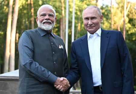 ７月８日、米国務省の報道官は、インドに対しロシアとの関係について懸念を表明したと明らかにした。写真はインドのモディ首相（左）とロシアのプーチン大統領。モスクワで同日撮影。提供写真（２０２４年　ロイター／Sputnik/Sergei Bobylyov/Pool）