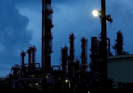 　１月６日、日銀は、２０１６年７─９月期の需給ギャップがマイナス０．３１％になったとの試算を発表した。マイナスは６四半期連続。同年４─６月期のマイナス０．７５％からは改善した。写真は川崎市の京浜工業地帯で昨年８月撮影（２０１７年　ロイター／Kim Kyung-Hoon）