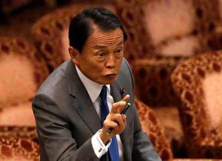 　７月１０日、麻生太郎財務相（写真）は閣議後会見で、２０２５年度に基礎的財政収支（プライマリーバランス、ＰＢ）を黒字化する財政目標について「直ちに見直す必要があるというふうには考えていない」と述べた。写真は都内で２０１８年３月撮影（２０２０年　ロイター／Issei Kato）