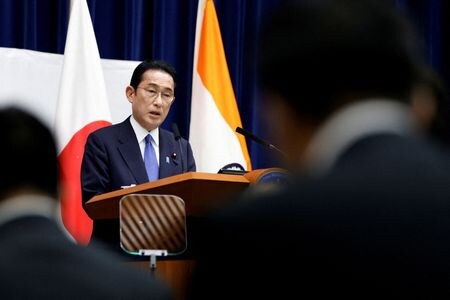 岸田文雄首相は３１日、外国人観光客の受け入れ再開に向け、関連するガイドラインを６月７日に公表することを明らかにした。写真は５月２４日、東京の首相官邸で撮影（２０２２年　代表撮影）