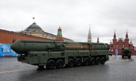 　３月２９日、ロシア国防省は、大陸間弾道ミサイル（ＩＣＢＭ）「ヤルス」と数千人の部隊による軍事演習を開始したと発表した。写真は「ヤルス」。モスクワでの軍事パレードで２０２１年５月撮影（２０２３年　ロイター／Maxim Shemetov）