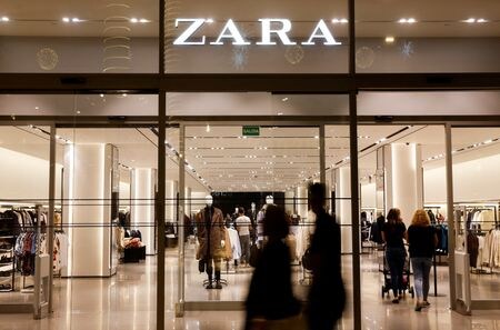 １２月１４日、「ザラ」などのファッションブランドを展開するスペインのアパレル大手インディテックスが発表した２─１０月の純利益は２４％増の３１億ユーロ（３３億ドル）だった。写真はスペイン・グランカナリア島のザラ店舗で１３日撮影（２０２２年　ロイター/Borja Suarez）