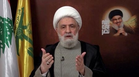 　１２月５日、レバノンの親イラン武装組織ヒズボラの最高指導者ナイム・カセム師（写真）は、イスラエルとの戦闘で被害を受けた家族に５０００万ドル以上の現金を支給したと明らかにした。写真はビデオから（２０２４　ロイター／Al Manar TV）