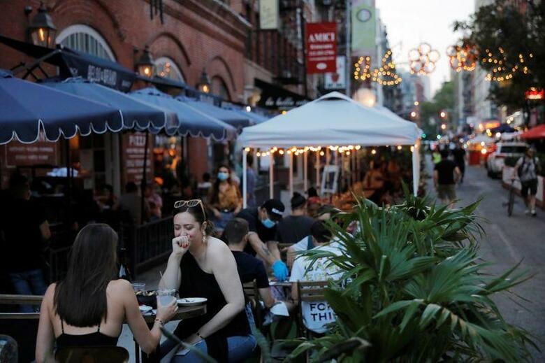 米ニューヨーク州のクオモ知事は9日、今月30日からニューヨーク市内のレストランで店内飲食が可能になると発表した。ただし店内の許容客数は収容可能人数の25%に制限されるほか、店先での検温が義務付けられる。8月撮影(2020年　ロイター/ANDREW KELLY)