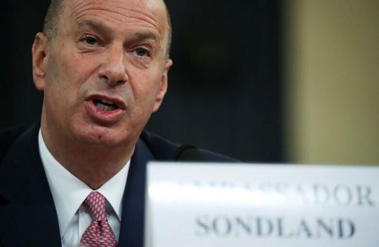 トランプ米大統領のウクライナ疑惑を巡る米下院情報特別委員会の弾劾公聴会で、ソンドランド駐欧州連合（EU）代表部大使は20日、ウクライナ問題ではトランプ大統領の「命令」に従い、トランプ氏の顧問弁護士であるジュリアーニ氏に協力したと証言した（2019年　ロイター/JONATHAN ERNST）