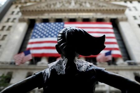 　９月２８日、米国株式市場でリターンを追求する投資家は今月、午前の取引時間帯に落胆する日々が続いている。写真はマンハッタンで２１日撮影（２０２０年　ロイター／Andrew Kelly）