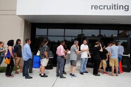 　９月１日、８月の米雇用統計は、非農業部門雇用者数が１５万６０００人増となり、伸びは前月の１８万９０００人を含め、過去２か月間の底堅い水準から鈍化、予想の１８万人も下回った。アマゾン社の就職説明会のようす。８月撮影（２０１７年　ロイター／Brian Snyder）