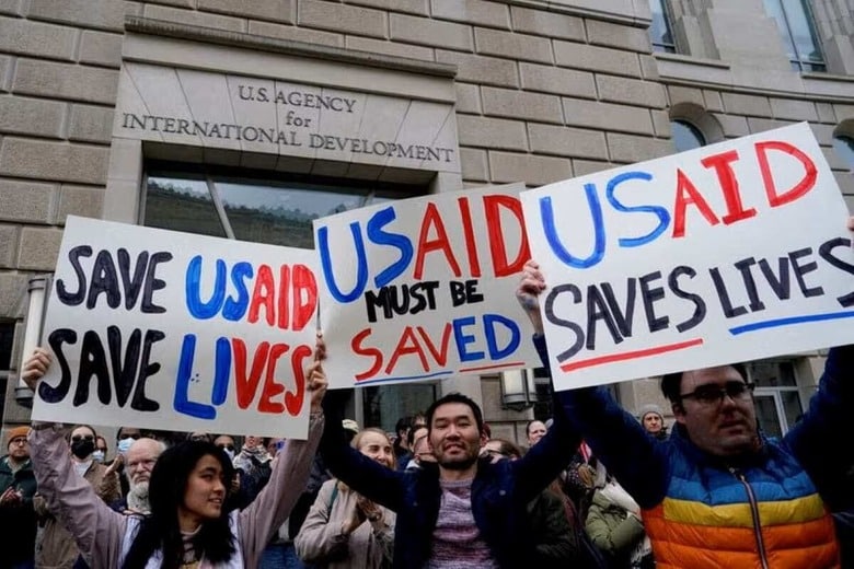 ３月１８日、中国はアジアでの重要な対外援助国として米国に取って代わるのに最も適した立場にあるものの、完全に置き換わることには消極的かもしれない。写真は２月、ワシントンのUSAID本部前で解体に抗議する人々（２０２５年　ロイター/Kent Nishimura）