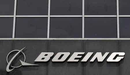 ７月２４日、米航空機大手ボーイングは、「７８７ドリームライナー」を１機出荷するごとに約２３００万ドルの損失を出している。写真はロゴ、シカゴで２０１３年４月撮影（２０１５年　ロイター/Jim Young）