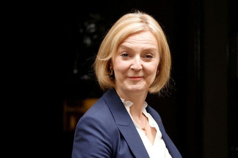 トラス英首相（写真）は、家計のエネルギー料金の上限を2年間、年2500ポンド程度に抑える計画を発表した。ウクライナ戦争による経済的ショックを抑える狙いがあるが、政府には約1500億ポンドの負担増になるとみられる。7日撮影（2022年　ロイター／John Sibley）