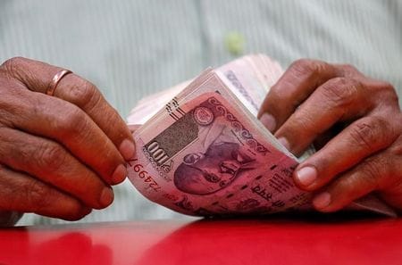 　７月１１日、インド中央銀行は、通貨ルピーによる国際貿易決済の仕組みを即座に導入したと発表した。写真はルピー紙幣。ムンバイで２０１８年８月撮影（２０２２年　ロイター／Francis Mascarenhas）