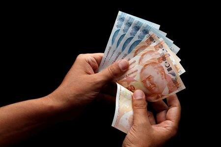 　２２日のトルコリラは一時１５％急落し、最安値付近で取引されている。写真はイスタンブールえ２０１８年８月撮影（２０２１年　ロイター／MURAD SEZER）