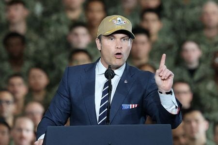 ヘグセス米国防長官は２８日、米軍が太平洋上で「麻薬密売船」と疑われる４隻の船舶に対し３回の攻撃を実行し、密売人とみられる１４人が死亡したと明らかにした。写真は同日、米軍横須賀基地で撮影（２０２５年　ロイター/Kim Kyung-Hoon）