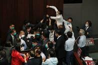 香港立法会で議員がもみ合い　民主派議員が議場から強制排除