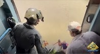 【映像】ヘリに乗って救援物資を届けるパキスタン首相
