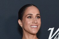 「不衛生...」指輪やブレスレットをつけたまま「触るべきでないもの」を触るメーガン妃の料理映像にツッコミ殺到