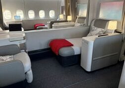 アングル：ポルシェで移動しキャビアやシャンパンも、航空会社の高級化戦略は「格差の縮図」