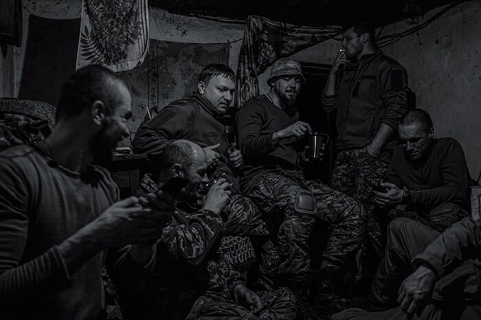 前線の基地に戻りくつろぐウクライナ特殊部隊の兵士（東部ハルキウ、11月）