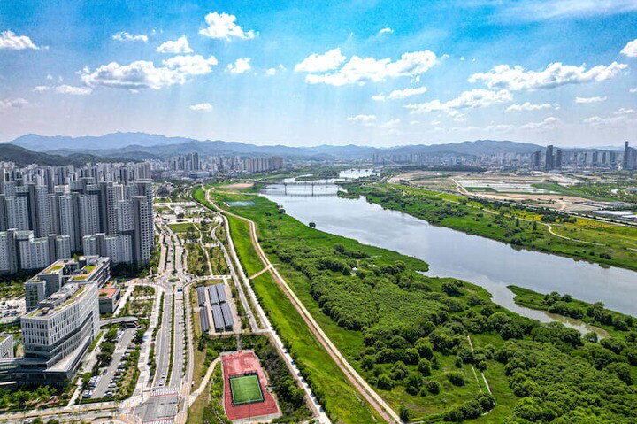 世宗市の錦江歩行橋と住宅団地