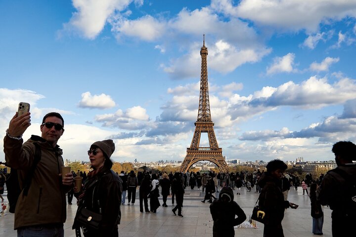 エッフェル塔を訪れる人々（今年3月）　KLAUDIA RADECKA-NURPHOTO-REUTERS
