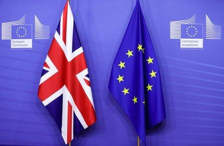 　英政府が駐英欧州連合（ＥＵ）大使に完全な外交的地位を与えることを拒否しているため、ＥＵとの間で対立が生じている。写真は英国とＥＵの旗。ブリュッセルで昨年１２月代表撮影（２０２１年　ロイター）