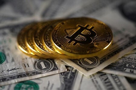 　１２月６日、仮想通貨のビットコインは、１万３０００ドルを突破し、過去最高値を更新した。写真は１１月撮影（２０１７年　ロイター／Dado Ruvic）