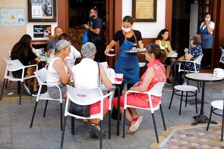 スペイン統計局（ＩＮＥ）が２９日発表した第３・四半期の国内総生産（ＧＤＰ）速報値は前期比２％増、前年比では２．７％増だった。資料写真、同国南部ロンダ、９月撮影（２０２１年　ロイター／Jon Nazca）