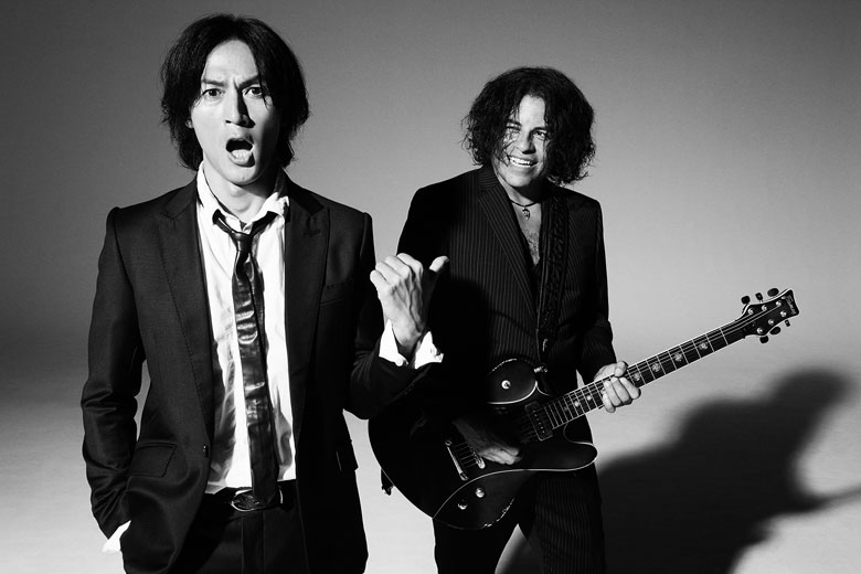 稲葉浩志氏（左）とギタリストのスティーヴィー・サラス氏（右）。稲葉氏は過去の名声に固執せず、新しいソロプロジェクト「INABA/SALAS」に挑んだ