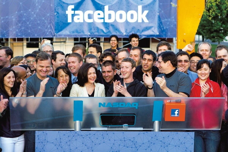 フェイスブックの上場後初の取引開始を祝うザッカーバーグとサンドバーグ（2012年）　ZEF NIKOLLAーFACEBOOKーBLOOMBERG