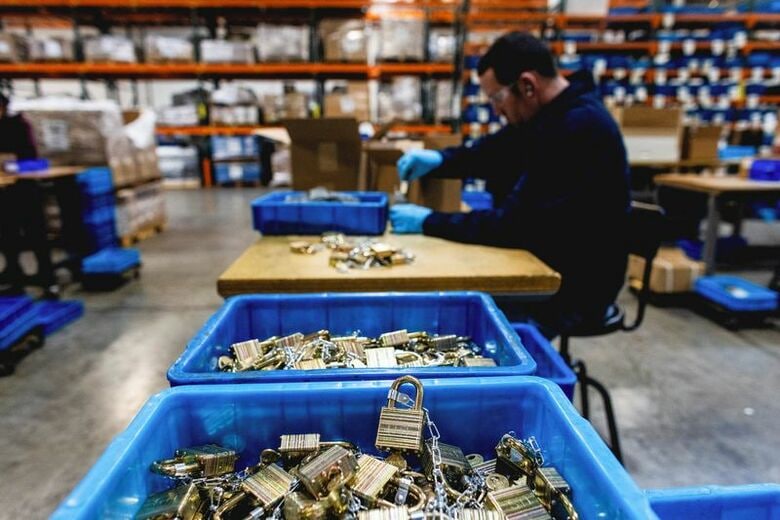 米カリフォルニア州バレンシアのパシフィック・ロック工場で錠前を製造する従業員。２０２５年１２月撮影。REUTERS/Aude Guerrucci