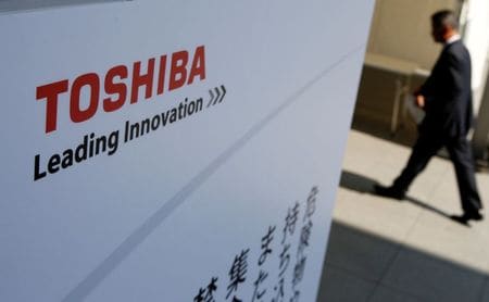 FILE PHOTO: The logo of Toshiba is seen as a shareholder arrives at Toshiba\'s extraordinary shareholders meeting in Chiba, Japan, March 30, 2017. REUTERS/Toru Hanai/File Photo - RC2USK9FYM6U