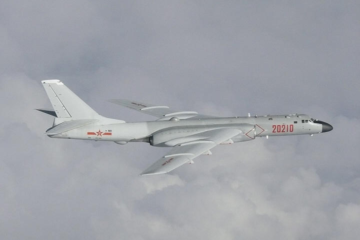 東シナ海で挑発的な飛行を繰り返す中国のH2爆撃機　Joint Staff Office of the Defense Ministry of Japan/ REUTERS