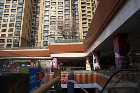 　１月３１日、Ｓ＆Ｐグローバル・レーティングは、中国不動産開発大手、中国恒大集団に対して香港の高等法院（高裁）が清算命令を出した問題で、ドル建て債を保有するオフショア債権者は裁判所主導の複雑で長い清算手続きを経てわずかな資金しか回収できない見込みだと分析した。写真は中国恒大が手掛けた集合住宅。北京で２９日撮影（２０２４年　ロイター/Florence Lo）