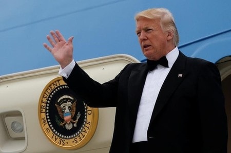 　５月５日、トランプ米政権が策定中の新たな対テロ戦略では、イスラム過激派との戦いで、米国の同盟国により多くの負担を求める一方、テロリズムの脅威の完全排除が不可能であることを認めている。写真は４日、米ニューヨーク州ＪＦＫ国際空港にエアフォース・ワンから降り立つトランプ米大統領（２０１７年　ロイター／Jonathan Ernst）