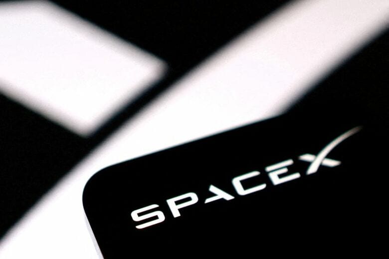 スペースXのロゴ。6月11日撮影のイメージ写真。REUTERS/Dado Ruvic/Illustration