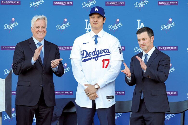 球団オーナーのマーク・ウォルター（左）、アンドリュー・フリードマン編成本部長と入団会見に臨む大谷　WALLY SKALIJｰLOS ANGELES TIMES/GETTY IMAGES