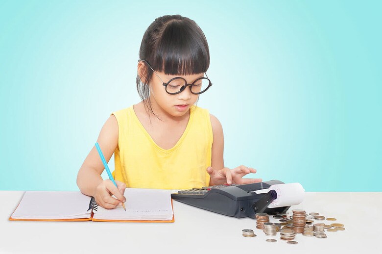 子育て中の家庭にとって教育費は大きな関心事だ　joey333/iStock.