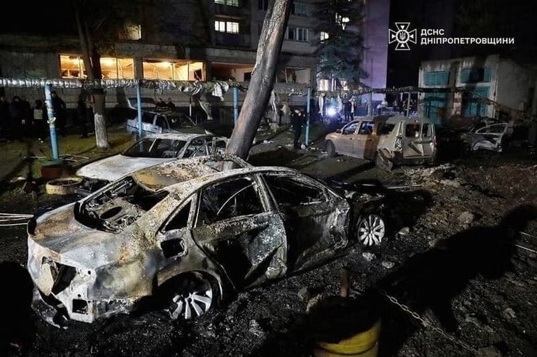 ４月１６日夕、ロシア軍はウクライナ南東部ドニエプロペトロフスク州ドニプロに大量のドローン（無人機）による攻撃を実施し、地元当局者によると子どもを含む３人が死亡し多数が負傷した。写真は攻撃による被害を受けた車両。ドニプロで１７日撮影。ウクライナ国家非常事態庁報道部提供（２０２５年　ロイター）