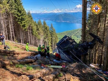 　５月２３日、イタリア北部ピエモンテ州で、観光名所のマッジョーレ湖と近くのモッタローネ山を結ぶロープウエーのゴンドラが落下し、少なくとも１４人が死亡した。写真は落下したゴンドラ。提供写真（２０２１年　ロイター／ALPINE RESCUE SERVICE）