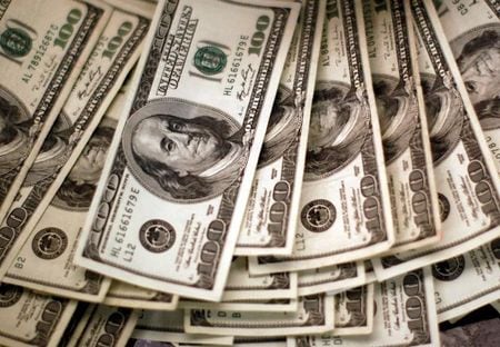 ４月２３日、ニューヨーク外為市場では、米国債利回りの頭が重かったことで、ドルが主要通貨に対し下落した。市場では来週の連邦公開市場委員会（ＦＯＭＣ）が注目されている。写真は２００９年１１月撮影（２０１１年　ロイター／Rick Wilking）
