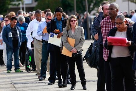 １月の米雇用統計は、非農業部門雇用者数が前月比４万９０００人増と、伸びは市場予想の５万人増を下回った。写真は２０１４年、ニューヨークの就職フェアで撮影（２０２１年　ロイター／Shannon Stapleton/File Photo)