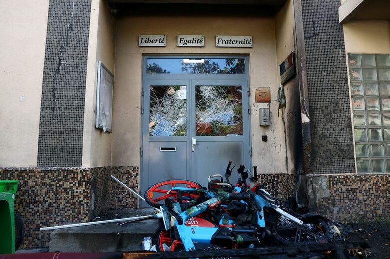 デモ参加者に放火された自転車やごみ箱が置かれた、パリのボークラン高校の入口。１０月５日、パリで撮影。REUTERS/Yves Herman