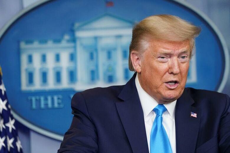 トランプ米大統領（写真）は、連邦政府は8675台の人工呼吸器の備蓄があり、数週間以内に11万台が追加されると述べた。ホワイトハウスで撮影（2020年　ロイター/Kevin Lamarque）